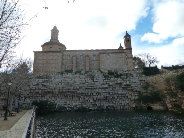 Dique de la presa romana, encima Ermita de la Virgen de la Fuente